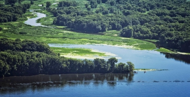 4- Mississippi Nehri, Kuzey Amerika'nın en uzun akarsuyudur. Çok büyük bir kısmı ABD (%98.5) ve birazı da Kanada sınırları içinde akar. Adı, kızılderili dilinde "büyük ırmak" demektir. Amerika Birleşik Devletlerinin en uzun nehri. Kollarının uzunluğu ve suladığı alan itibariyle dünyanın en büyük nehir sistemidir.