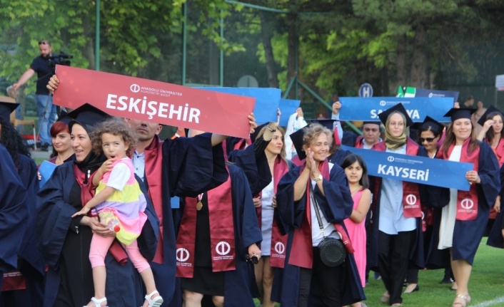 Açıköğretim öğrencileri mezuniyet sevinci yaşadı