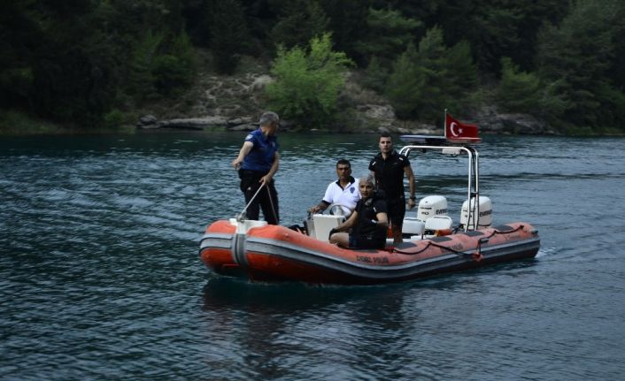 Adana’da serinlemek için göle giren genç kayboldu