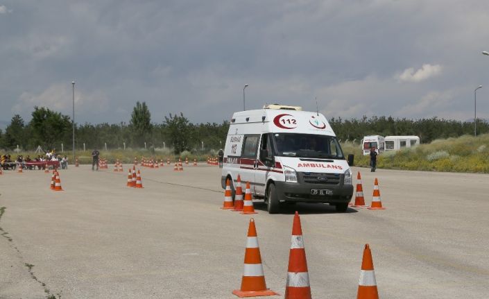 Ambulans sürücüleri zorlu parkurlarda zamanla yarıştı