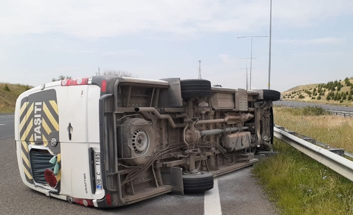 Ankara’da servis aracı devrildi: 15 yaralı