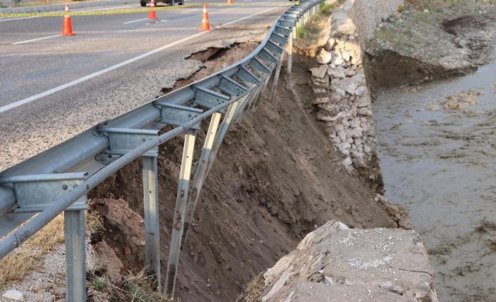 Antalya’da heyelan sebebiyle yol çöktü