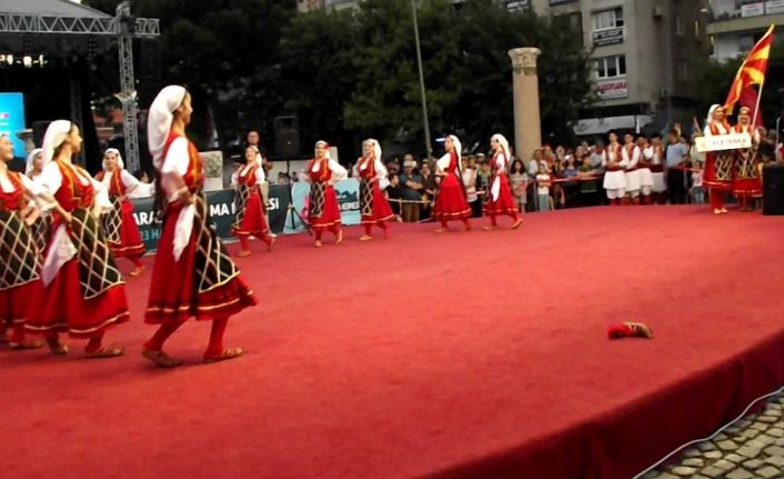 Ayakkabısı çıkan Makedon folklorcu oyunu bırakmadı