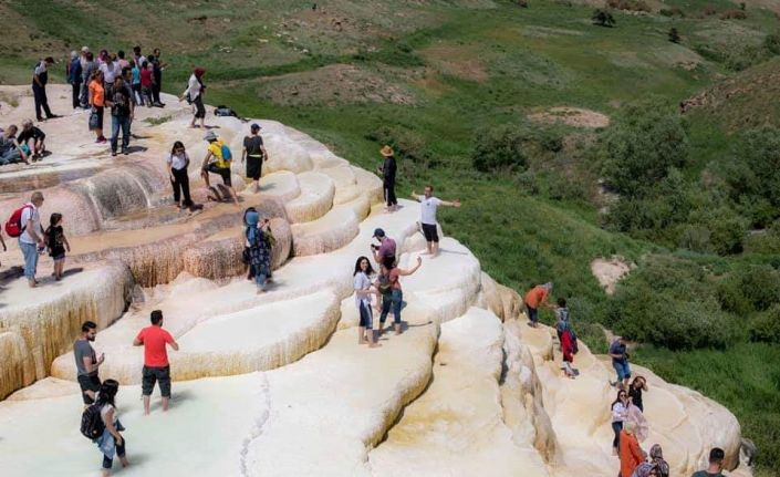 Başkale travertenlerine yerli turist akını