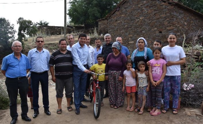 Başkan Özcan’dan çocuklara bisikletli karne hediyesi