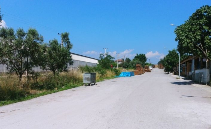 Belediyeye kızan esnaf yol kapadı