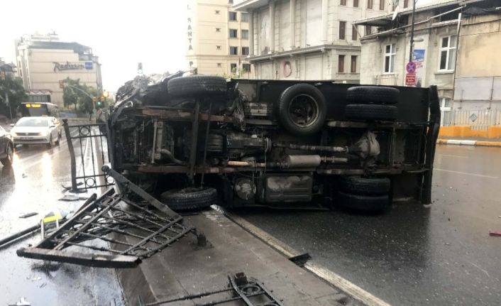 Beyoğlu’nda kamyonet devrildi