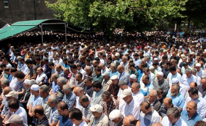 Binlerce kişi Mursi için gıyabi namazında saf tuttu