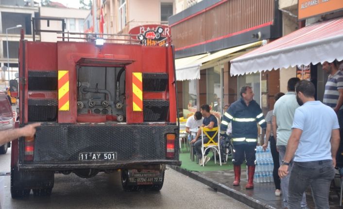 Bir anda dumanlar çıkan fritözü itfaiye ekipleri söndürdü