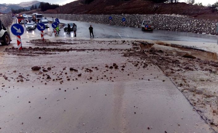 Burdur’da sağanak etkili oldu, köy yolları sular altında kaldı