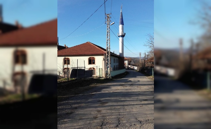 Camiye düşen yıldırım elektrik tesisatına zarar verdi