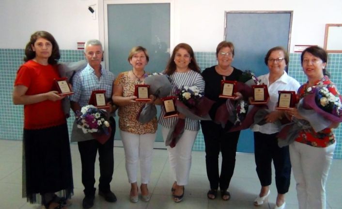 Çeşmeli avukatlar, emektar adliye çalışanlarına plaket verdi