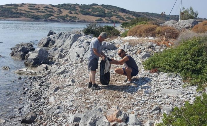 Dünyaca ünlü akvaryum koyunda 4 saatte 33 poşet çöp toplandı