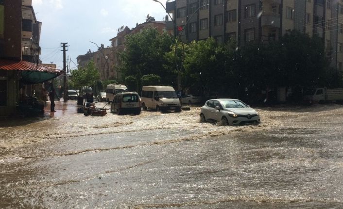 Elazığ’da şiddetli yağış sele neden oldu