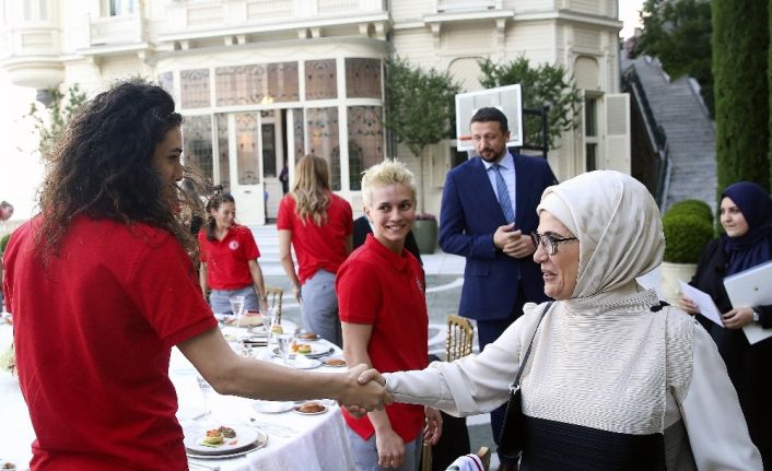 Emine Erdoğan, A Milli Kadın Basketbol Takımı ile buluştu