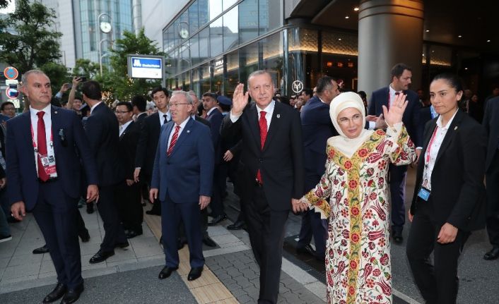 Erdoğan ve eşi Japonya’da Türk vatandaşlarını selamladı