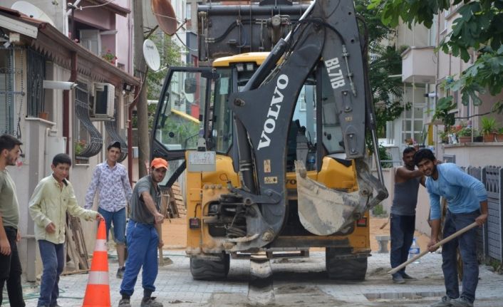 Erenler’de kilitli parke taşları yenileme çalışmaları sürüyor