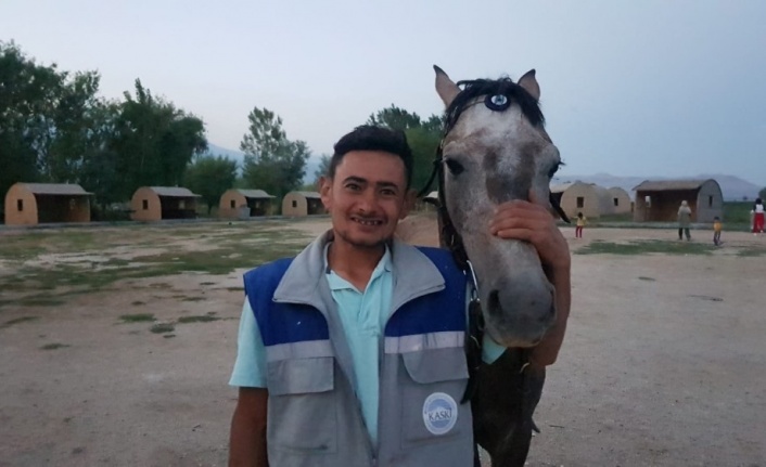 Evcilleştirdiği Yılkı Atı İle Arkadaş Oldu