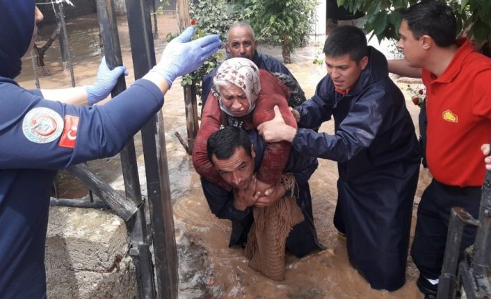 Evinde mahsur kalan yaşlı kadını itfaiye eri sırtında taşıdı