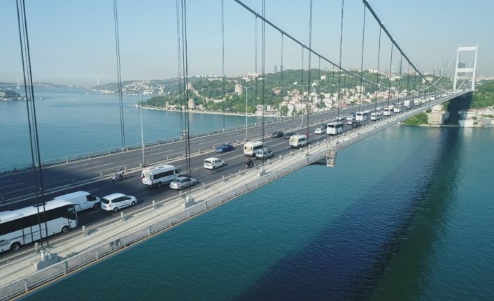 FSM Köprüsü’nde sabah saatlerinde oluşan trafik yoğunluğu havadan görüntülendi