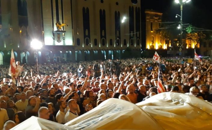 Gürcistan’da parlamento binası önünde büyük protesto