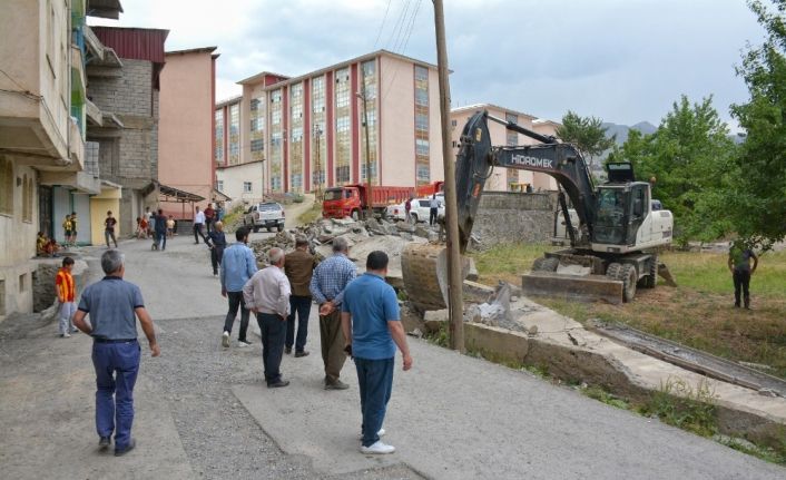 Hakkari’de yol genişletme çalışması