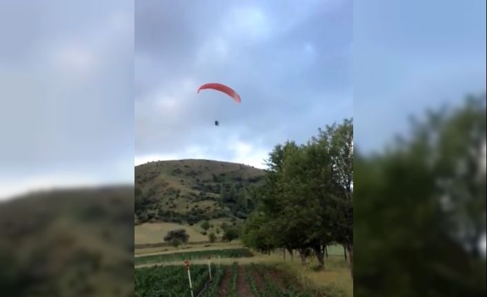 Havadaki paraşütçüyü gören gençlerin şiveli konuşmaları güldürdü