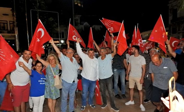 İmamoğlu’nun başarısı, Çeşme’de de coşkuyla kutlandı