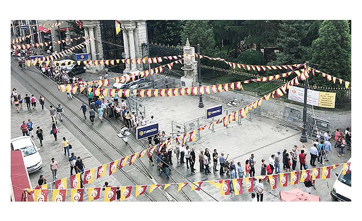 İstiklal Caddesi'nde 'istikbal' kuyruğu