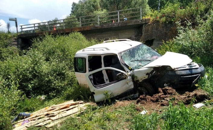 Kamyonet köprüden uçtu: 2 yaralı