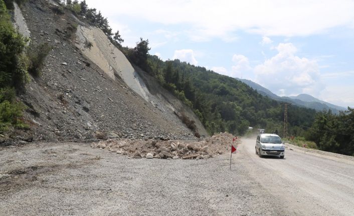 Kastamonu’da sahil yolu sürücüleri korkutuyor