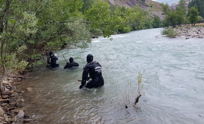 Kayıp genci arama çalışmaları çok sayıda ekiple sürüyor