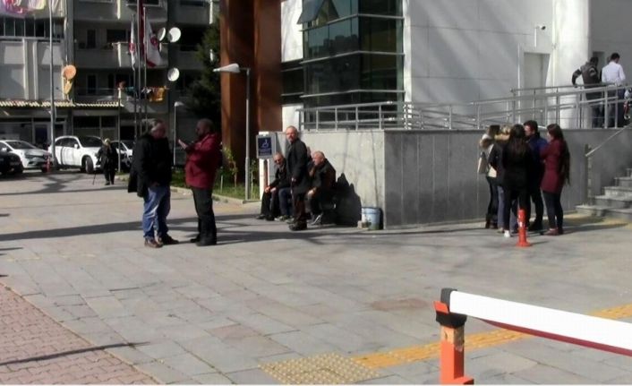 ’Kedin üzerimi pisledi’ diyerek arkadaşının boğazını kesti!