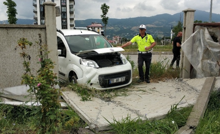 Kediye çarpmamak için kaza yaptı: 3 yaralı