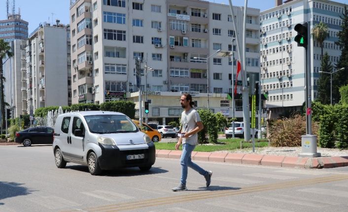 Kırmızı ışıkta geçen yayalara ceza