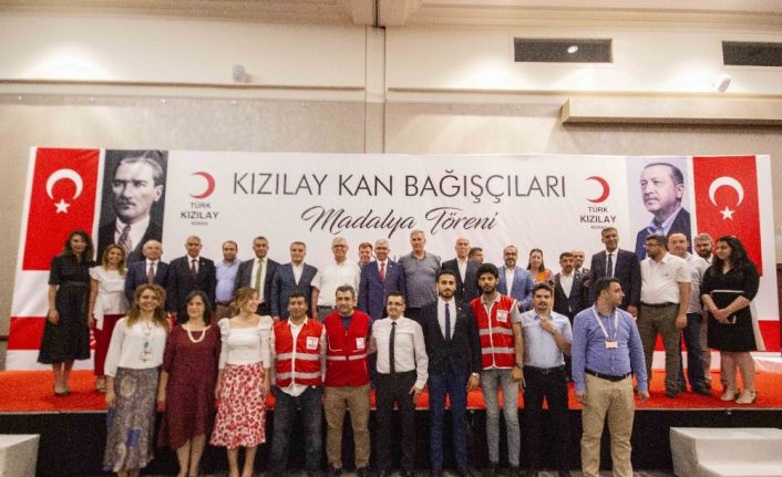 Kızılay’dan kan bağışçılarına madalya