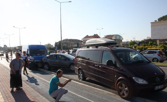 Kontrolsüz kavşakta ’U’ dönüşü zincirleme kazaya sebep oldu