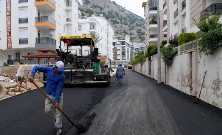 Konyaaltı Belediyesi’nden Hurma’ya sıcak asfalt