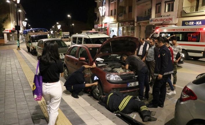 Mahalleli ve itfaiye ekipleri minik kedi için seferber oldu