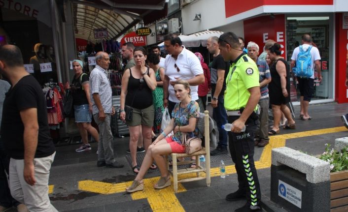 Manavgat’ta motosiklet yaya geçidinde turiste çarptı