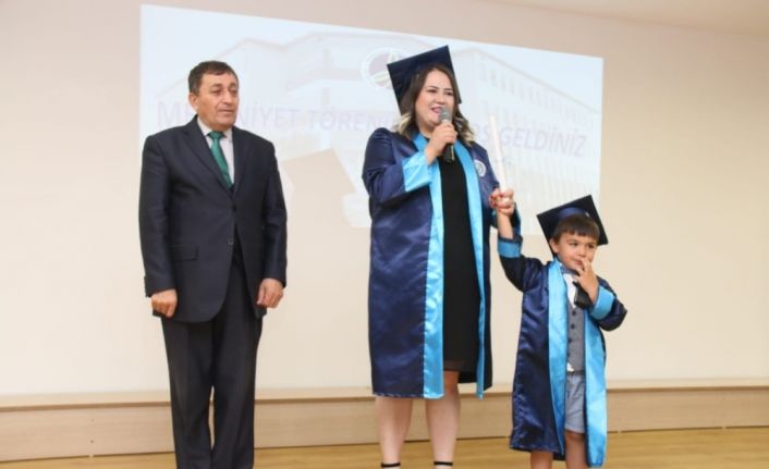 Mezuniyet diplomasını küçük oğlu ile aldı