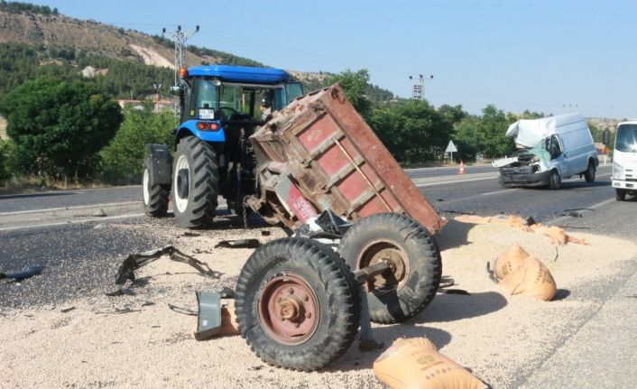 Minibüs traktöre arkadan çarptı: 1 ölü, 1 yaralı