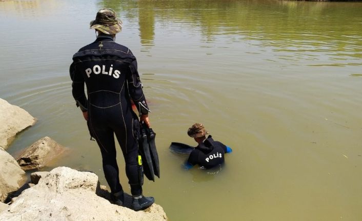 Nehirde kaybolan genci balık adamlar arıyor