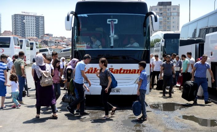 Otogarda gidiş yoğunluğu devam ediyor