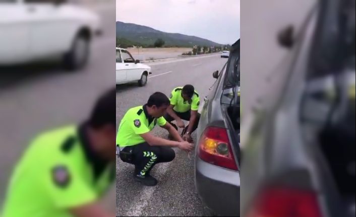 (Özel) Yolda kalan sürücünün imdadına trafik polisleri yetişti