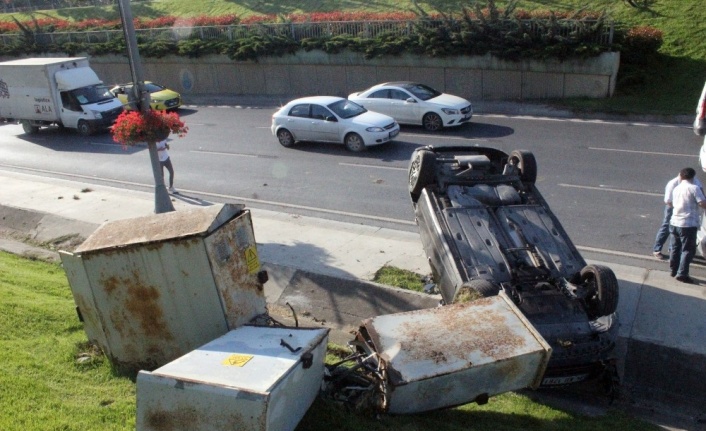 (Özel) Zincirleme kazada takla atan otomobil elektrik panosunu devirdi