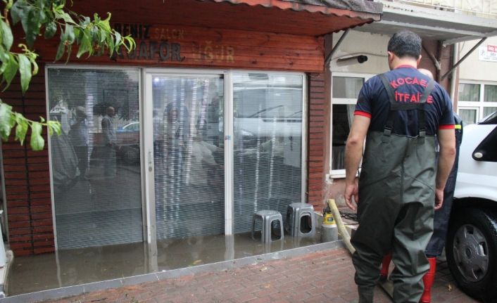 Sağanak yağış sele neden oldu, vatandaşlar kuaförde mahsur kaldı