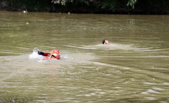 Sakarya Nehri’ne düşen vatandaşların kurtarılma anları nefes kesti