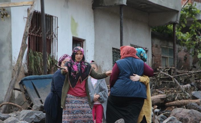 Sel sonrası evlerine ilk kez geldiler