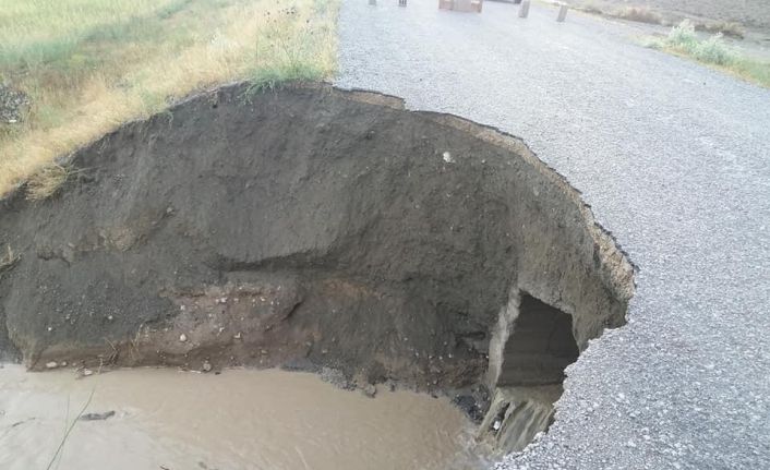 Sivas’ta sağanak yağmur dereleri taşırdı